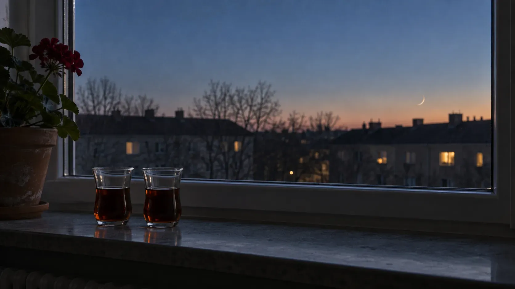 Två små teglas, halvfulla med mörkt te, står på en grå fönsterbänk av kalksten bredvid en pelargon i lerkruka; genom fönstret syns hustak med några tända fönster och kala träd i skymningen, och lågt över taken hänger en hårfin nymåne.